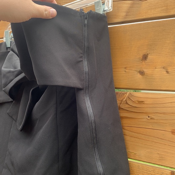 Tubetop In black with beautiful twist front detailing - Picture 3 of 4